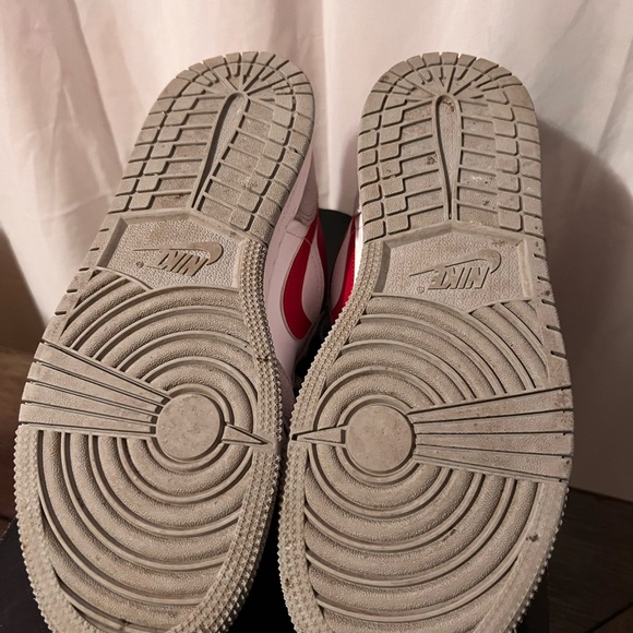 Air Jordan 1 Low SE GS 'Light Smoke Grey Gym Red' Size 6Y - Picture 5 of 5